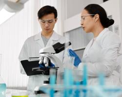Prywatne laboratoria kuszą benefitami. Gdzie specjaliści medyczni mogą liczyć na najlepsze warunki?